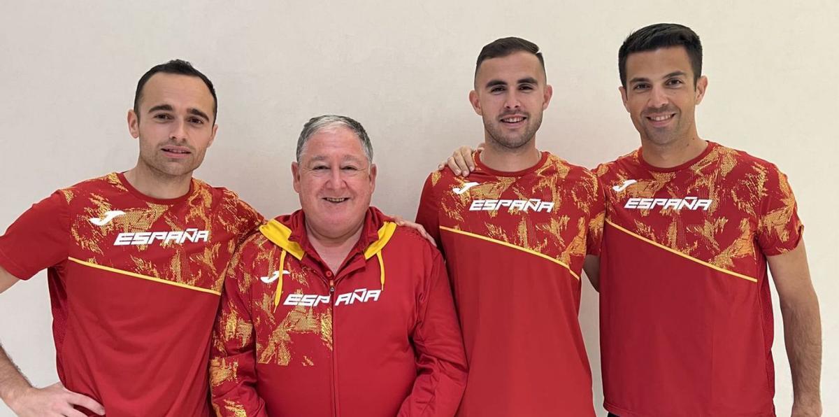 Iván López, el técnico José Antonio Carrillo, Manuel Bermúdez y Miguel Ángel López. | FIRMA FOTÓGRAFO