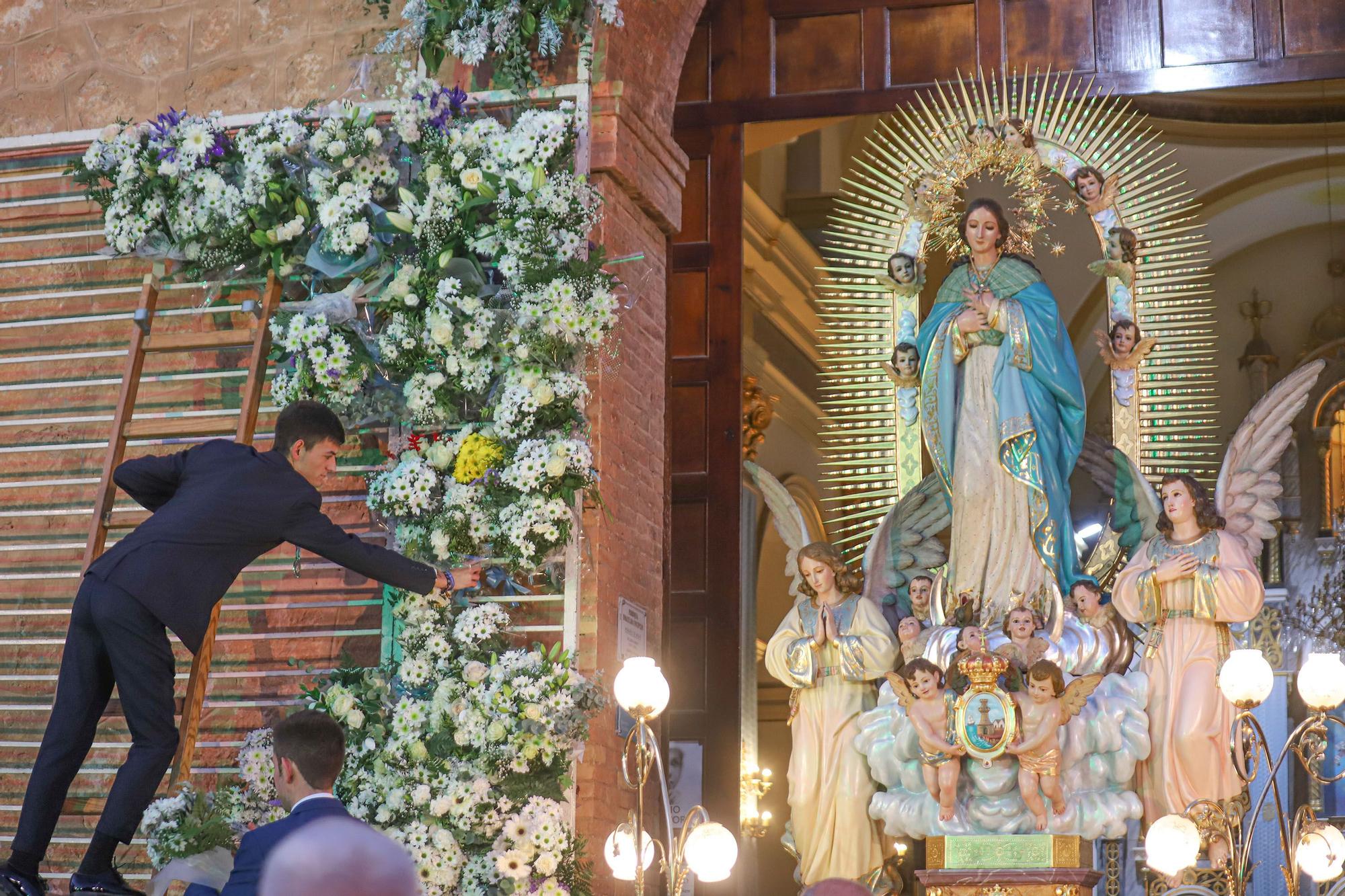 Más de 70 entidades y asociaciones participan en la multitudinaria ofrenda a la patrona que vistió de flores la fachada de iglesia de la Inmaculada Concepción