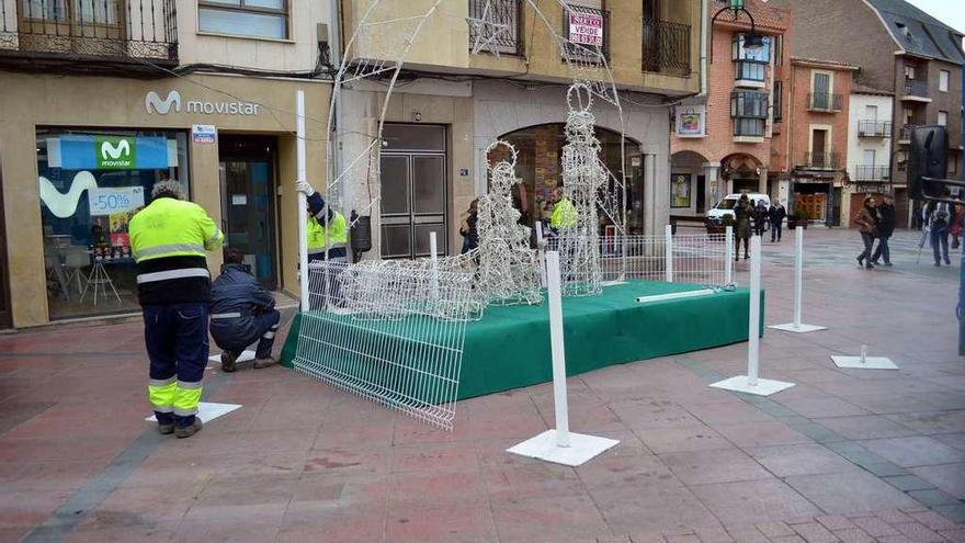 Operarios municipales, ayer, instalan en Santa María el belén que habitualmente luce en la Plaza Mayor.