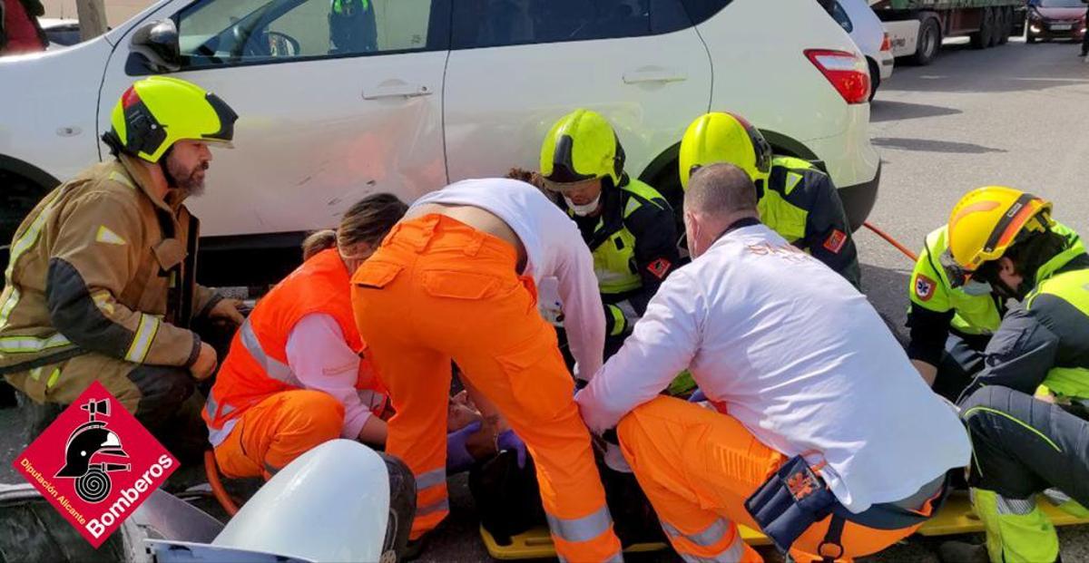 El personal del SAMU asistiendo al herido antes de trasladarlo al cercano Hospital de Elda.