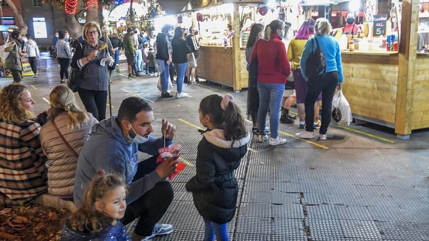 La falta de Cabalgata enfría el ambiente en la gran noche del comercio en Triana