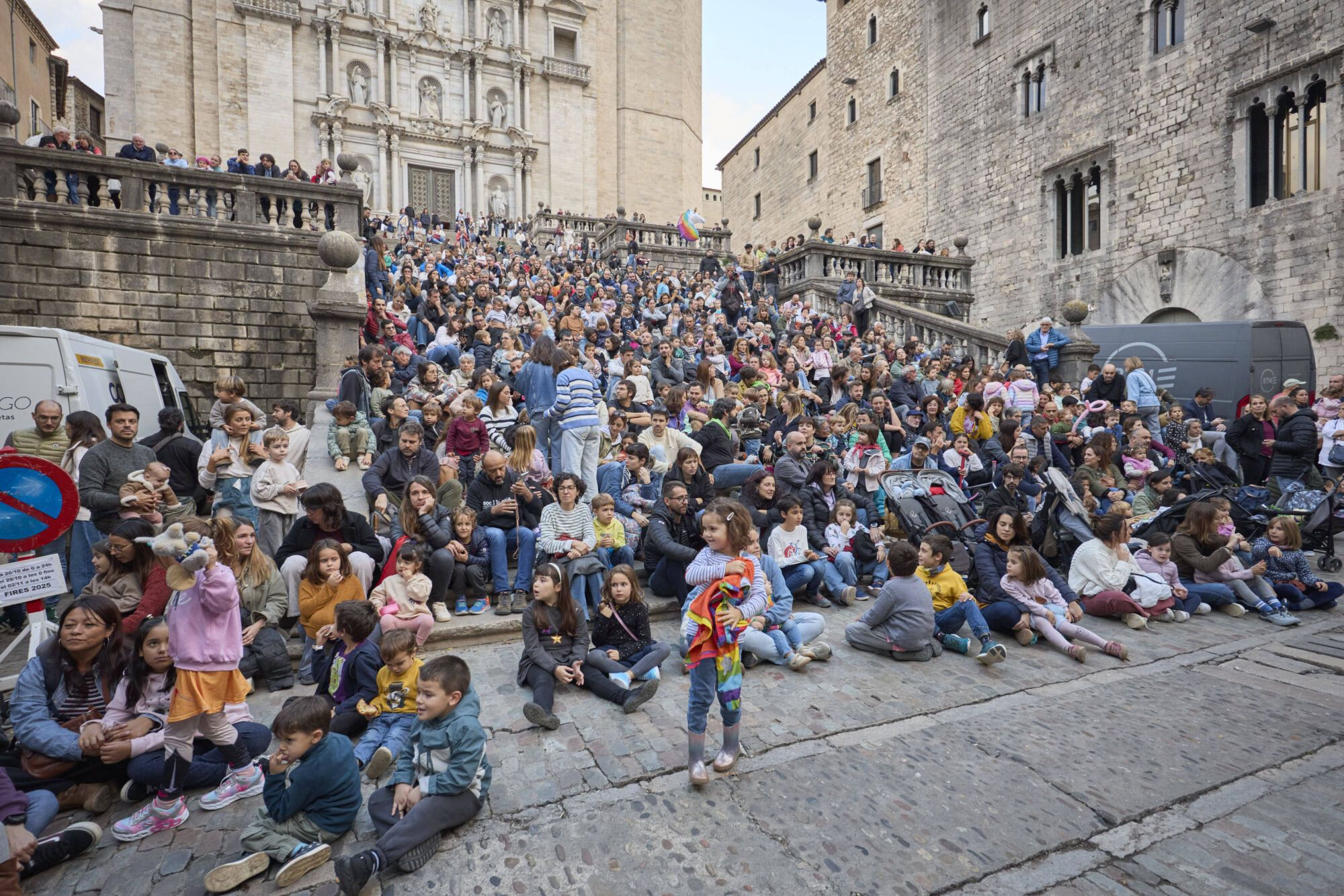 Les fotos de la passejada de capgrossos i gegants a la plaça de la catedral de Girona