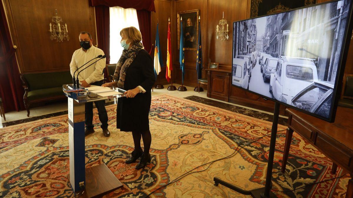 Pelayo García y Mariví Monteserín, ayer, en la presentación del Plan de Movilidad. | Ricardo Solís