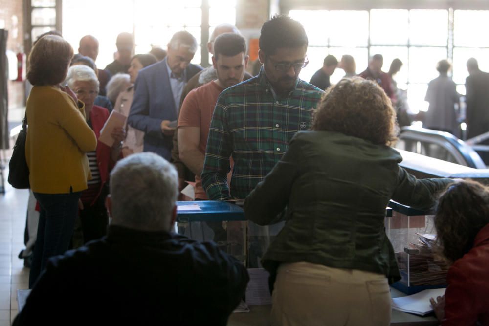 Jornada electoral en el Mercado central de Alicante.