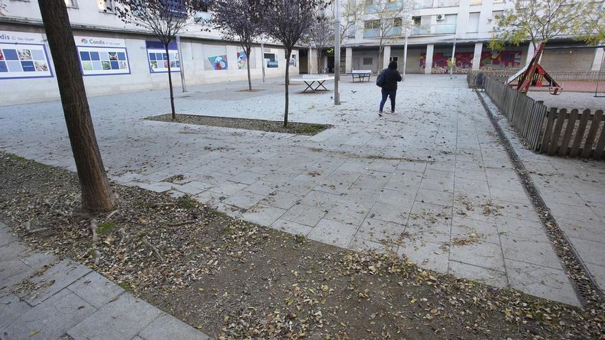 Vuit comunitats de veïns de la plaça Empúries denuncien degradació de l’espai