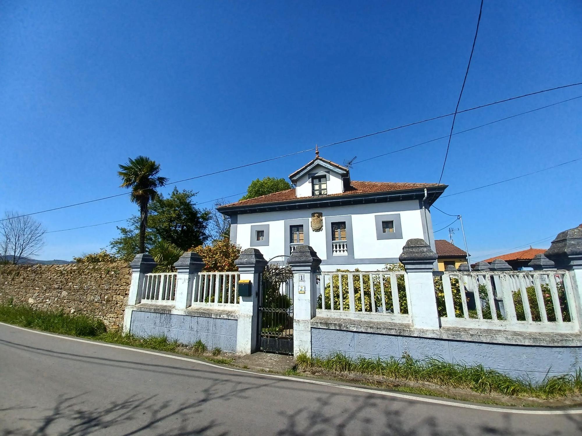 Así es la casa del escudo de los tres castillos que está a la venta en Llanera