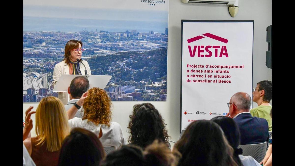 La consellera de Territori y presidenta del Consorci del Besòs, Sílvia Paneque, durante la presentación de los resultados del proyecto 'Vesta', en Sant Adrià de Besòs