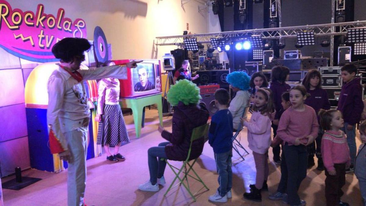 El sábado hubo almuerzo y espectáculo infantil con Rockolas. |