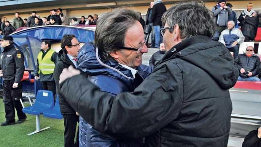 Fernando Vázquez y Juan Antonio Anquela se saludan antes del partido en Huesca.