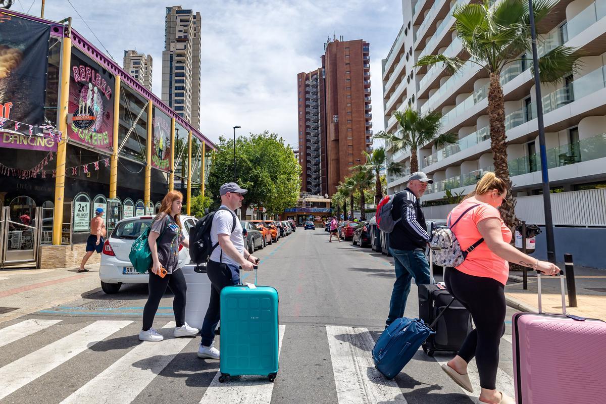 Turistas con maletas en Benidorm.