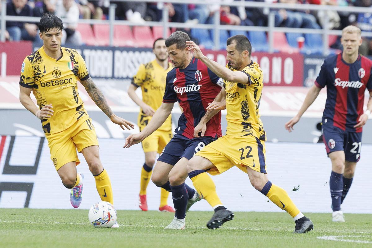 El jugador del Bolonia Remo Freuler y Henrikh Mkhitaryan, del Inter, durante el partido jugado en el Renato Dall'Ara stadium de Bolonia.