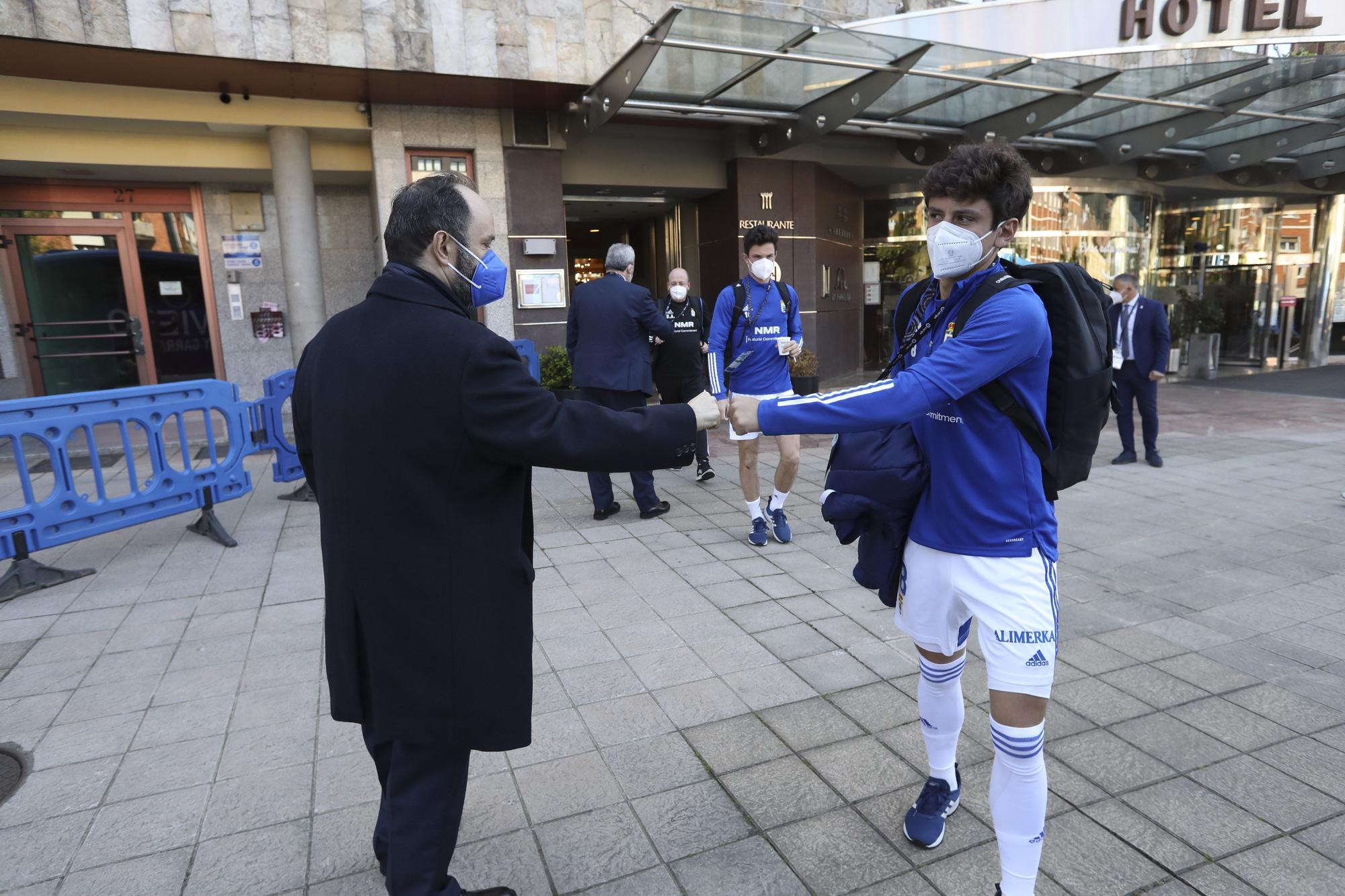 Así fue la salida de los jugadores del Real Oviedo hacia Gijón