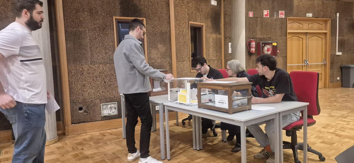Votaciones en la Escuela de Telecomunicación esta mañana.