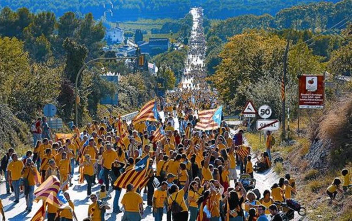 Desenes de persones participen en la Via Catalana de la Diada al seu pas pel port de l’Ordal.