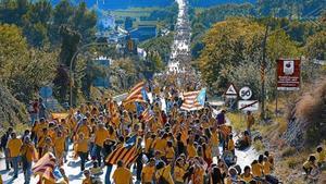 Desenes de persones participen en la Via Catalana de la Diada al seu pas pel port de l’Ordal.