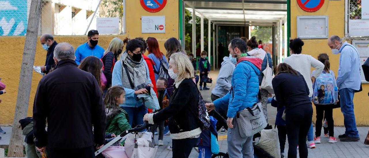 La atención a las familias en los colegios se mantiene a distancia el próximo cursoc