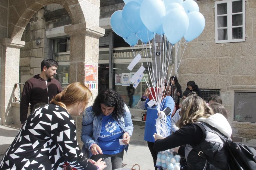 Hubo una suelta de globos azules con dibujos de niños y exhibición de hip hop