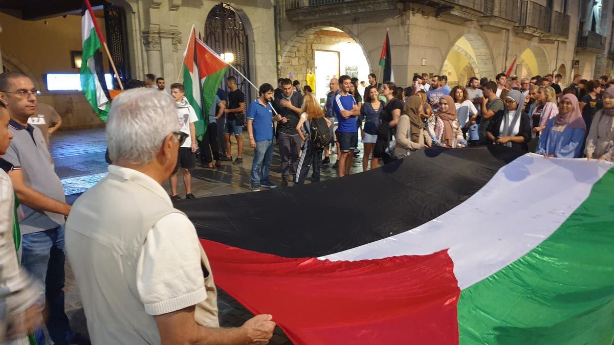 Vídeo | Crits d'«Israel assassí del poble palestí» a la plaça del Vi de Girona