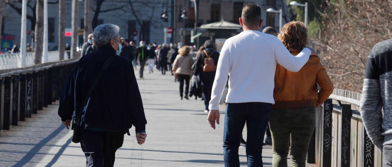 Encara es veuen mascaretes en l’exterior malgrat que ja no són obligatòries