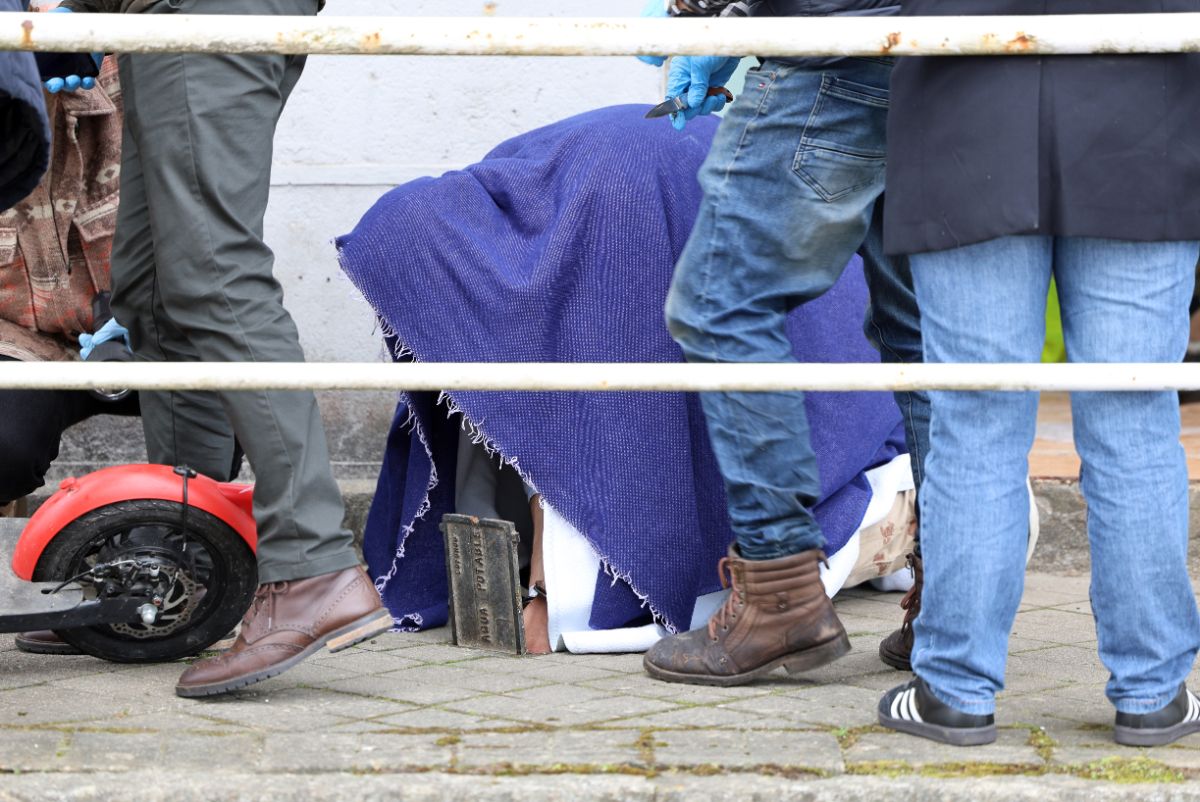 La Policía registra la vivienda de Alcabre donde dos hombres apuñalaron a un tercero