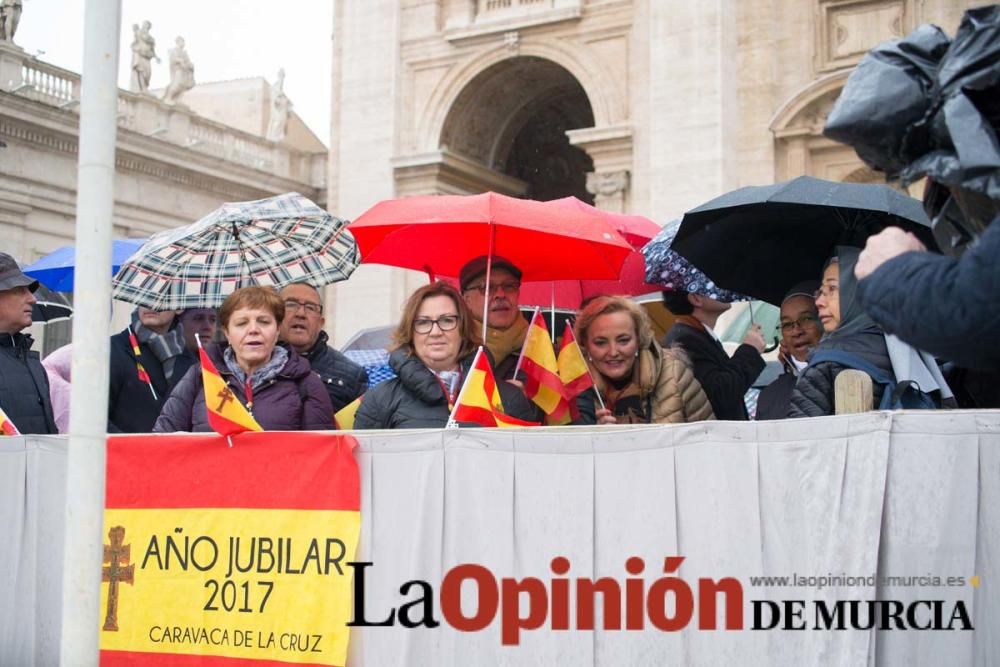 La cofradía de la Vera Cruz entrega el óbolo del J