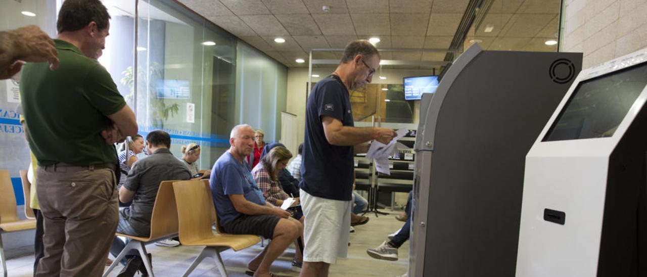 Contribuyentes en las oficinas municipales situadas en el edificio anexo al Palacio Consistorial.