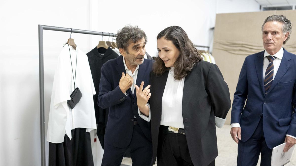 Adolfo Domínguez junto a su hija Adriana en el marco de la junta de accionistas