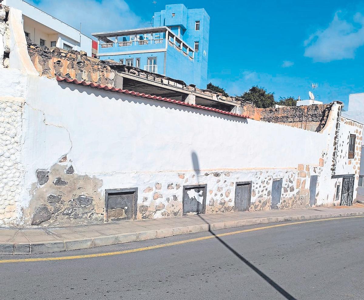 Fachada de una casa del viejo Puerto Cabras enterrada por el asfalto, en la calle Teoflio Martínez Escobar.