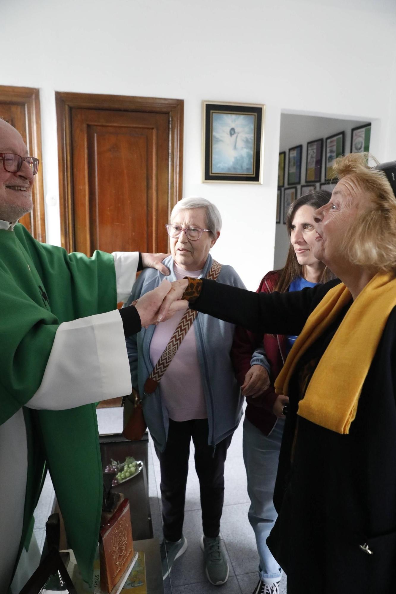 EN IMÁGENES: Así fue el exorcismo del nuevo párroco de Llaranes, Miguel Alderete