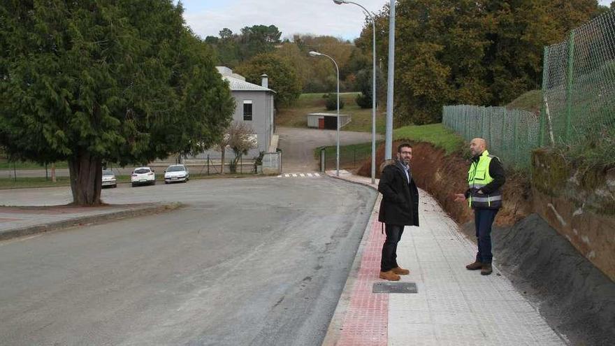 Nuevas aceras junto al auditorio  |  El Concello finalizó las obras de construcción de las aceras entre el IES Ramón Aller y el auditorio municipal. El edil de Obras, Francisco Vilariño, hizo hincapié en que esta intervención fue reclamada por la comunidad del conservatorio desde hace más de dos décadas. Además de la nueva acera, el proyecto contempló el pintado de la señalización vial horizontal como pasos de peatones o la instalación de pivotes para impedir la circulación de vehículos en el acceso interior al edificio, ganando así en seguridad vial y mejorando las condiciones de este entorno.