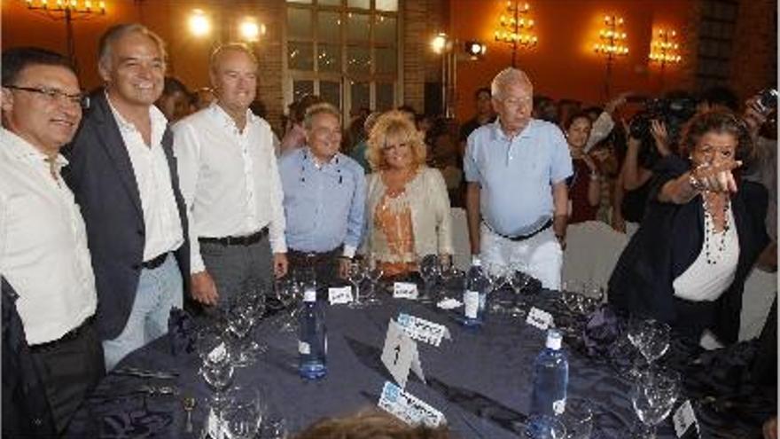 Castellano, Pons, Fabra, Rus y su esposa, García-Margallo y Barberá en la cena de Sueca.