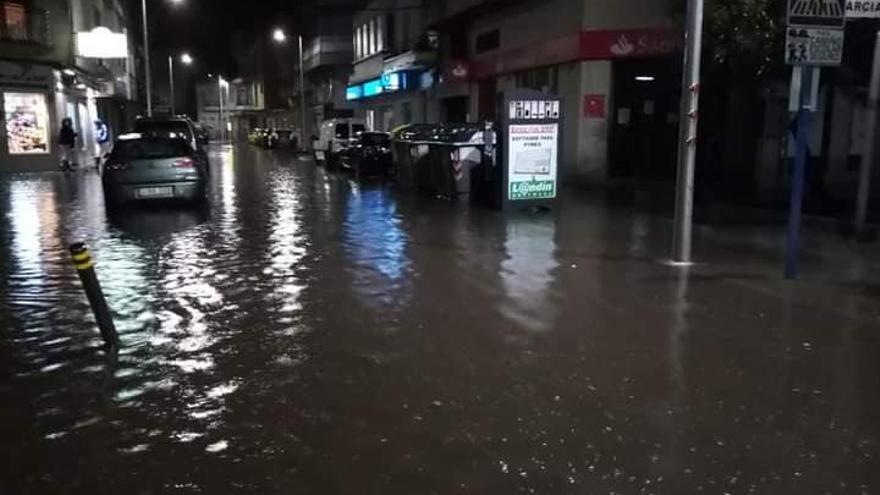 Una de las calles castigadas por el desbordamiento de las tuberías.