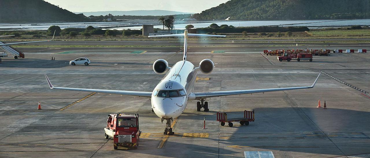 Un avión estaciona en la plataforma situada frente a la terminal del aeropuerto de es Codolar, este año. | C. NAVARRO