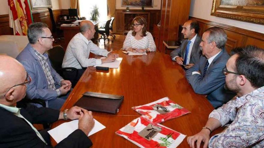 La presidenta de la Diputación, Mayte Martín Pozo, presidió la reunión entre la institución y el Zamora CF.