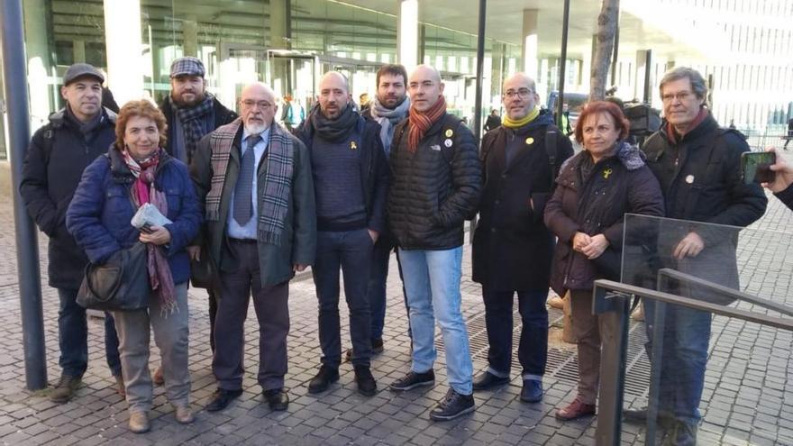 Josep Huguet (quart per l&#039;esquerra) amb membres d&#039;ERC, a l&#039;entrada als jutjats