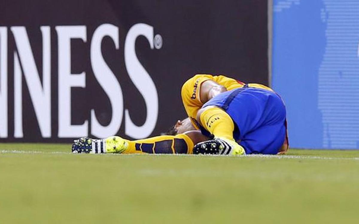 Douglas, tendido sobre el césped