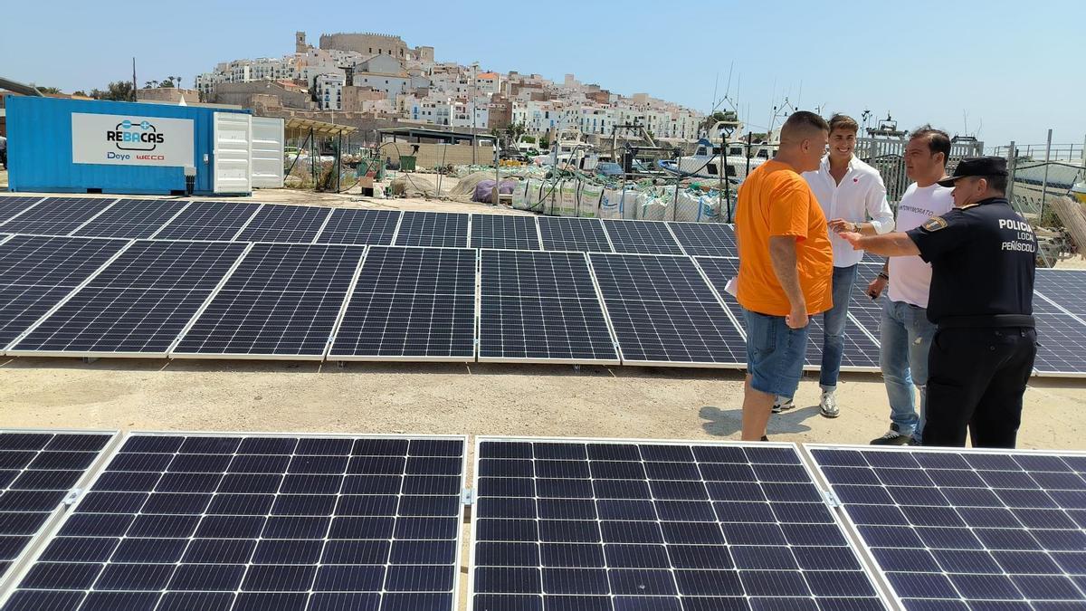 El alcalde de Peñíscola comprobó la instalación de las placas fotovoltaicas en el festival para contar con energía renovable.