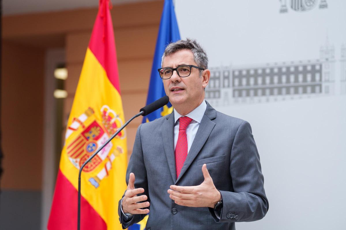 El ministro de la Presidencia, Justicia y Relaciones con las Cortes, Félix Bolaños, ofrece declaraciones antes de una reunión con el presidente del Consejo General de la Abogacía Española, en el Palacio de Parcent, a 20 de octubre de 2025, en Madrid (Esp