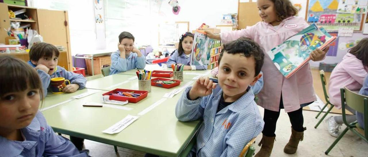 Yaiza González reparte los cuadernos entre sus compañeros de 5 años. Junto a estas líneas, Suero Carlota Mier, de 4 años, pasa una pluma por el rostro de Samira Chentouf durante el tiempo dedicado a la relajación.