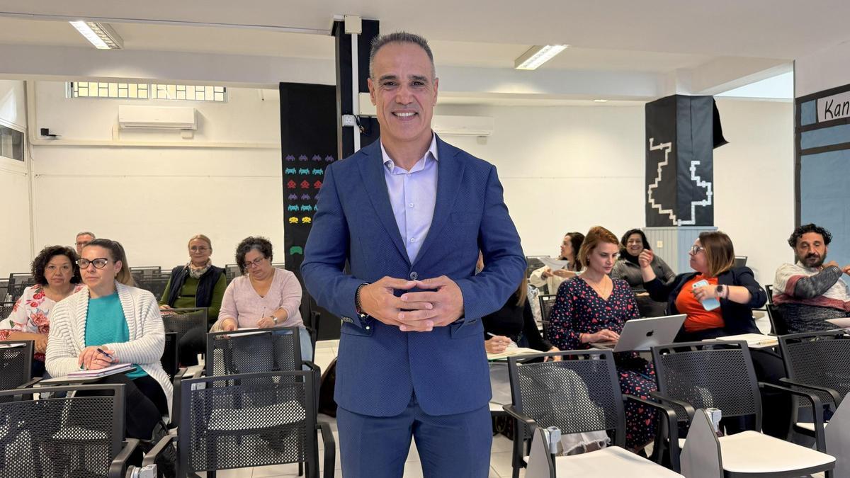 El comisionado del REF justo a un grupo de docentes.