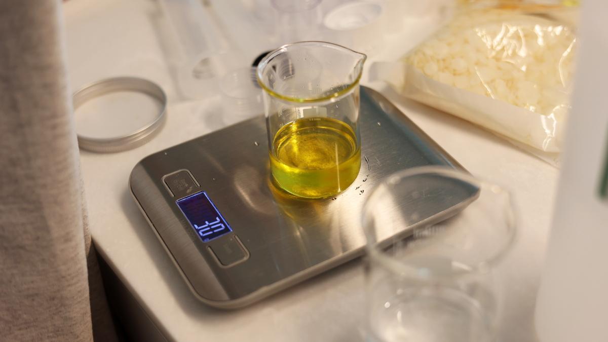 El truco del verano: congelar aceite de oliva en un vasito