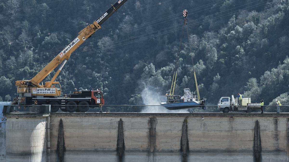 Llegada de las barcas que trabajarán en el pantano de Sau