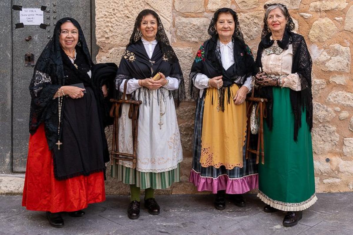Vecinas de Pedreguer, caracterizadas para la escena del asalto a la iglesia