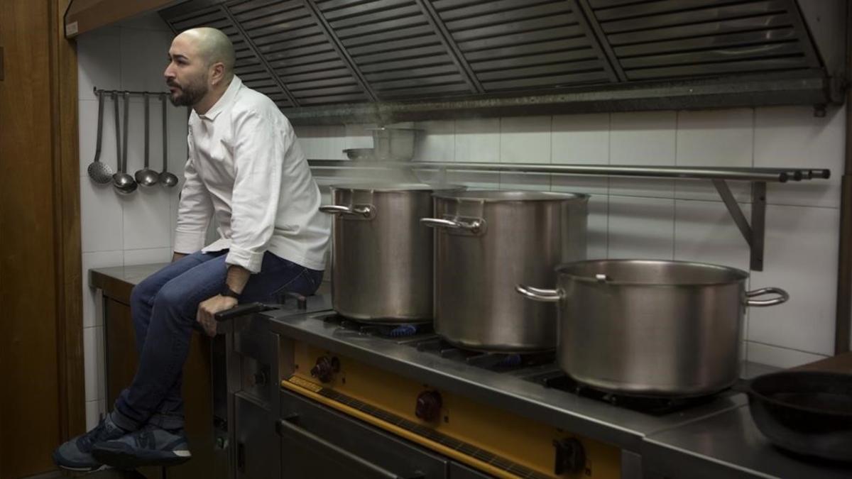 Artur Martínez, en la cocina del restaurante Capritx, en Terrassa.