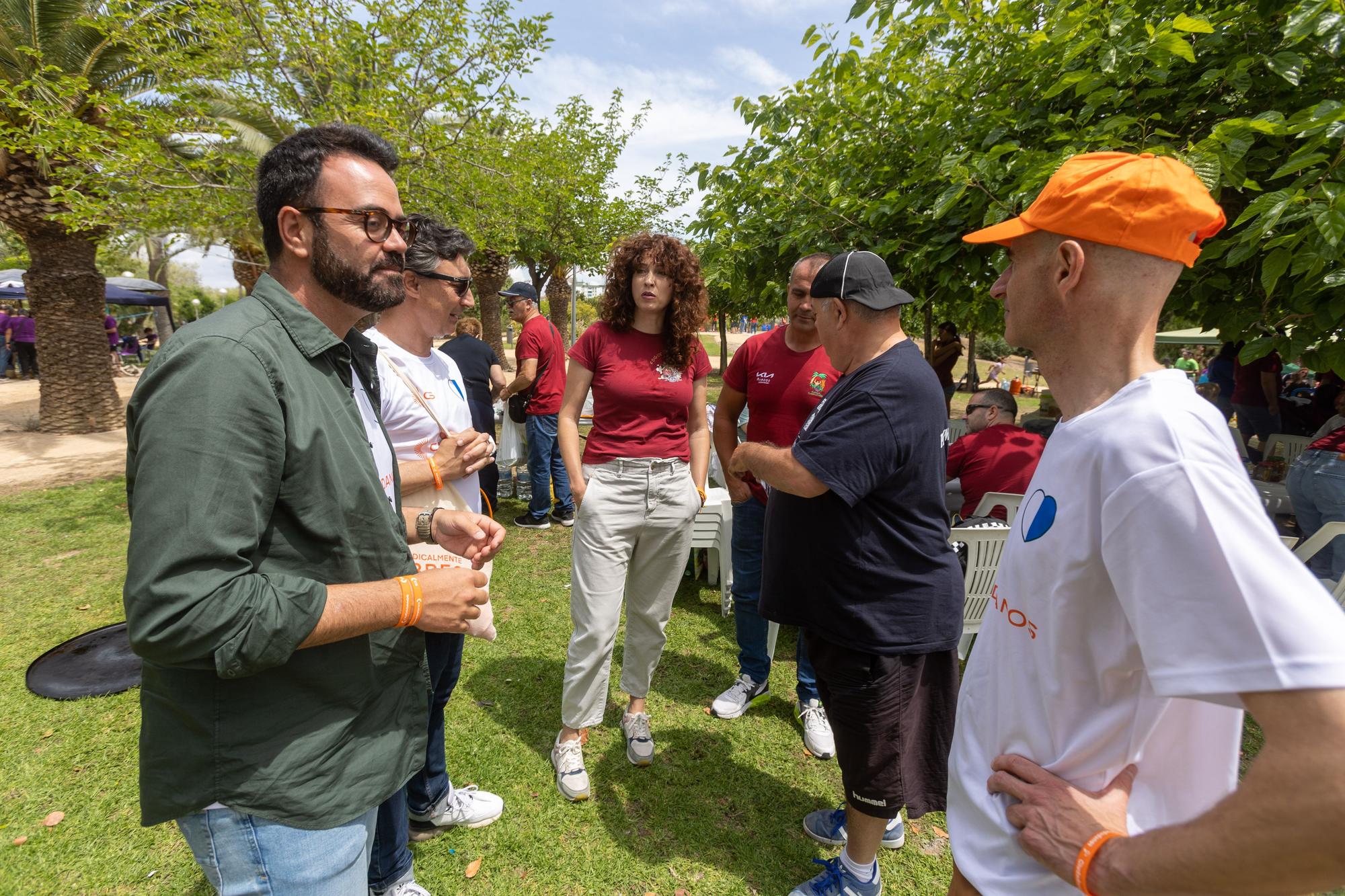 Desfile de politicos en las paellas de Hogueras en el parque Lo Morant de Alicante