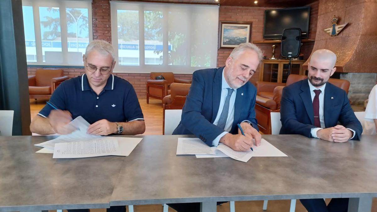 Firma del acuerdo entre la UAB y el Aeroclub Sabadell.