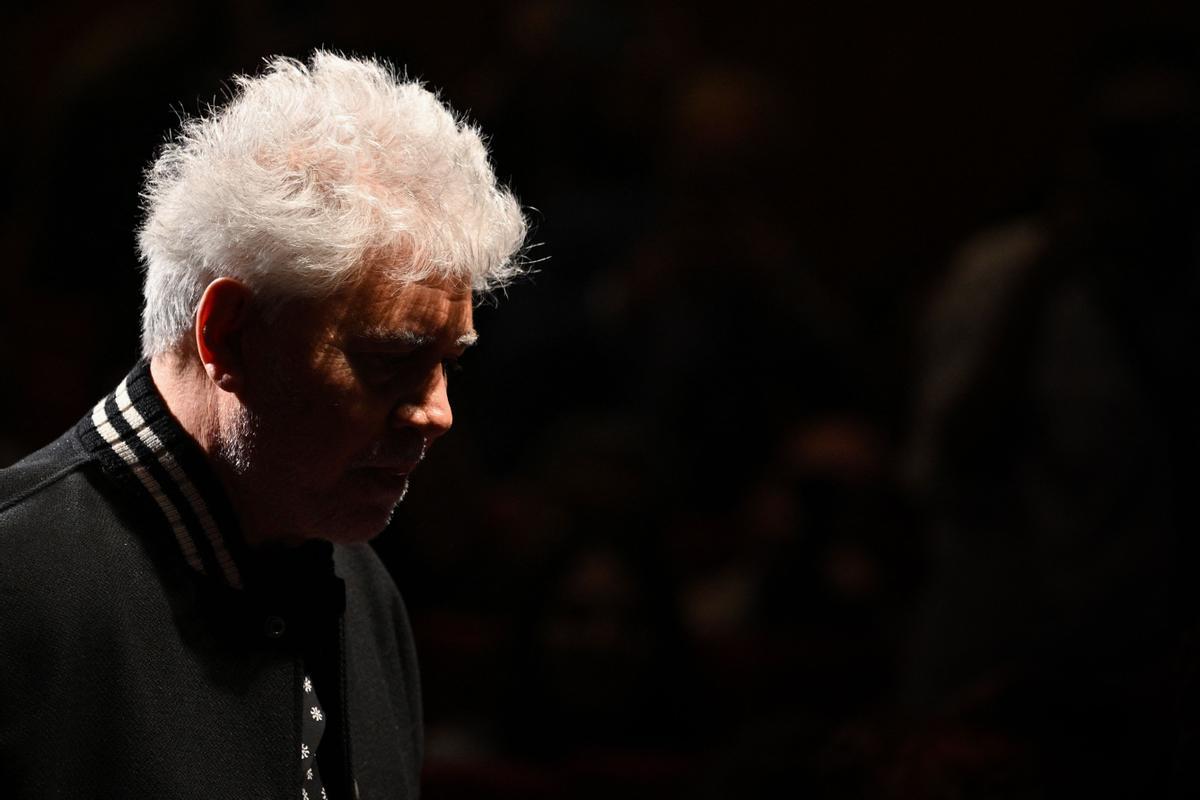 Pedro Almodóvar aterriza en Cannes. El cineasta estrena en Cannes el mediometraje ‘Extraña forma de vida’, con Ethan Hawke y Pedro Pascal, un wéstern protagonizado por dos gais que subvierte el género