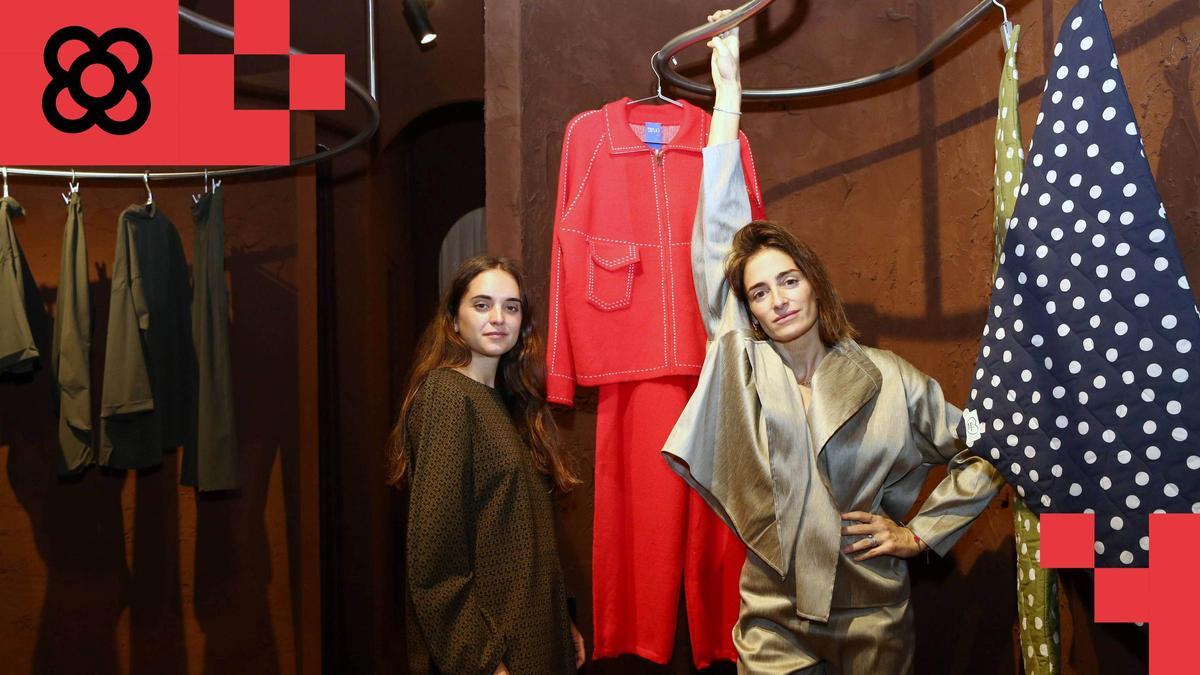 Eugenia Puig de Travy y María Roch en su tienda-taller de Sarrià