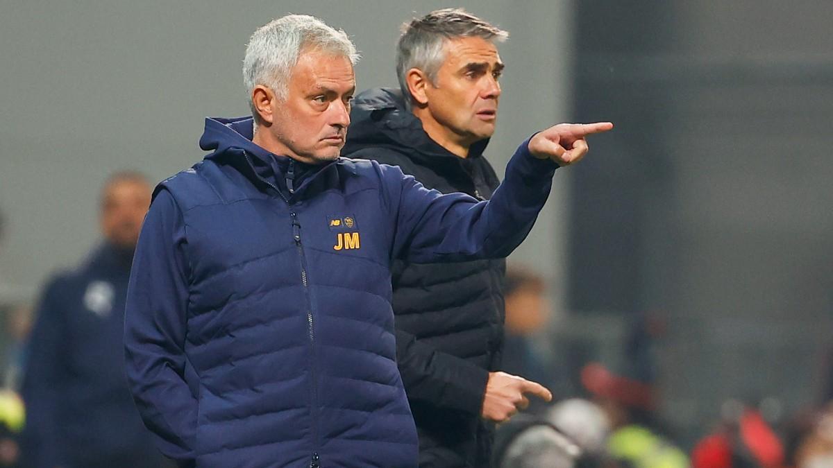 El entrenador de la Roma, José Mourinho, dando indicaciones durante un partido