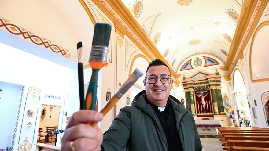 De cura a pintor: así ha quedado la iglesia de La Marina tras ser decorada con los frescos del sacerdote y artista Ramón Martínez